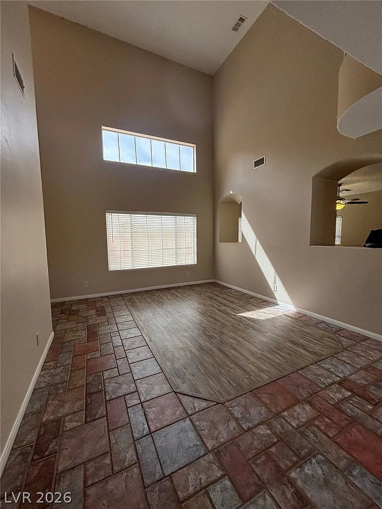 5 bed, 3.0 bath, 2390 sqft, $2,995 — Photo 4