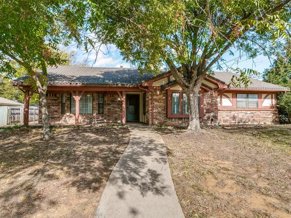 520 Baker Dr, Hurst, TX 76054