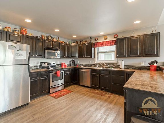 4th image of 676 N River Rock Dr