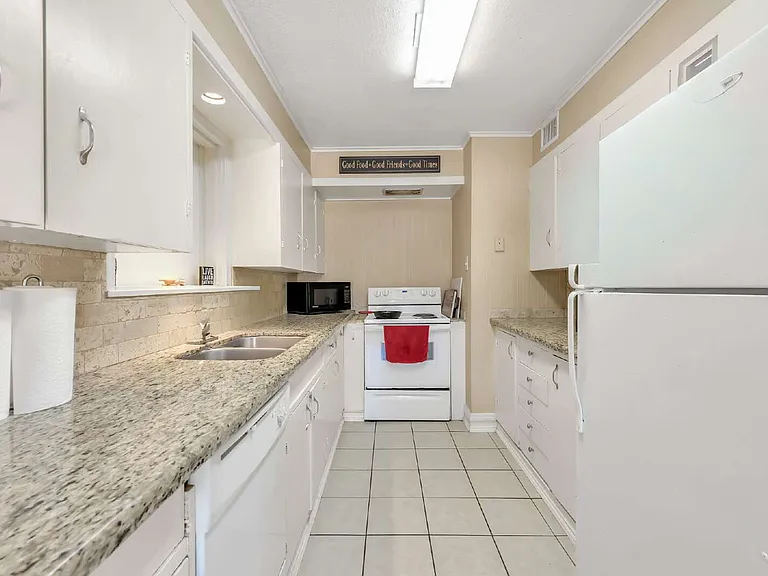 520 Helena St — Photo 9