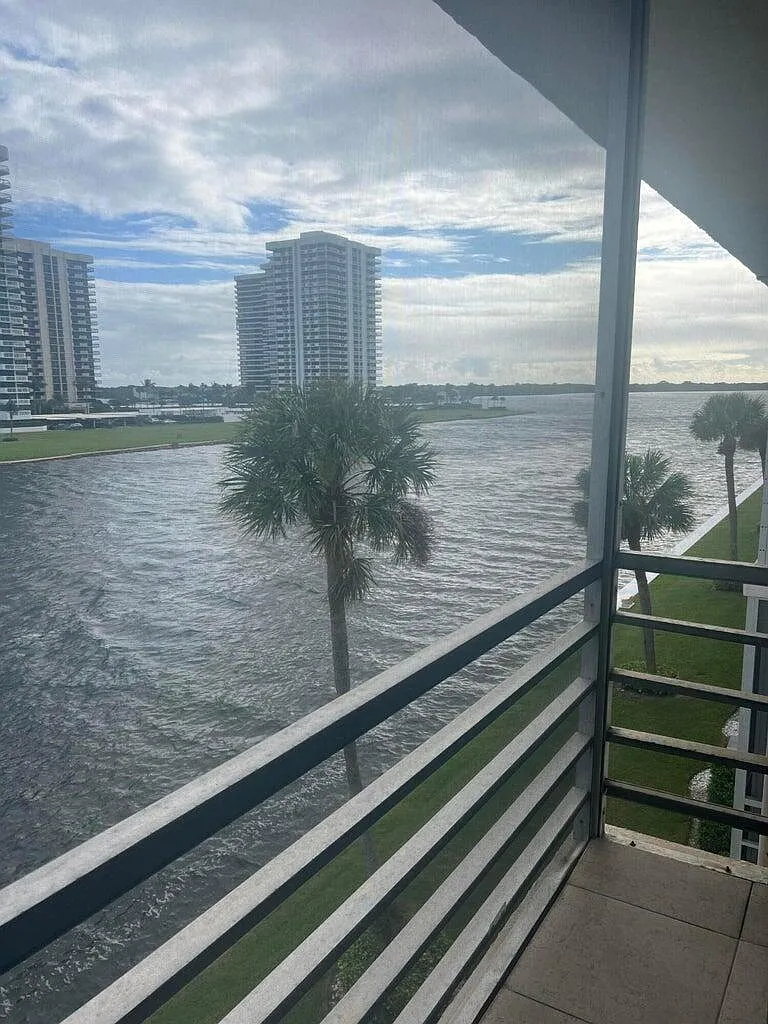 2 bed, 2.0 bath, 1010 sqft, $3,000 — Photo 3
