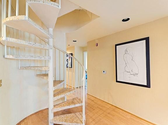 5th image of 12633 Moorpark St Unit 205