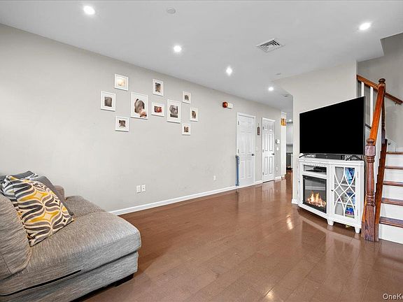 3rd image of 140 Winthrop Avenue