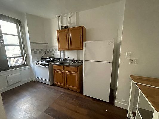 2nd image of 97 Seaman Ave APT 6C