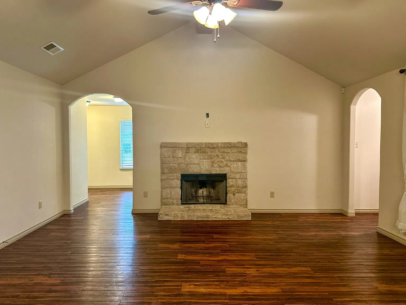 3 bed, 2.0 bath, 2059 sqft, $2,000 — Photo 3
