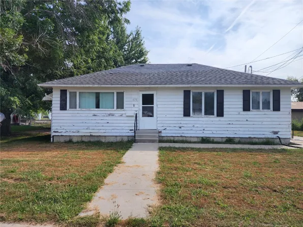 670 Eastern Ave, Marengo, IA 52301