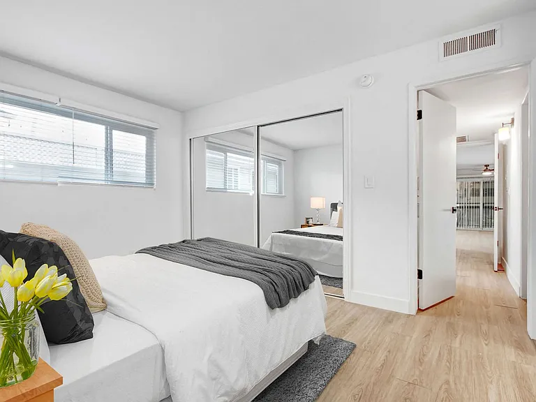 520 Kelton — Photo 15