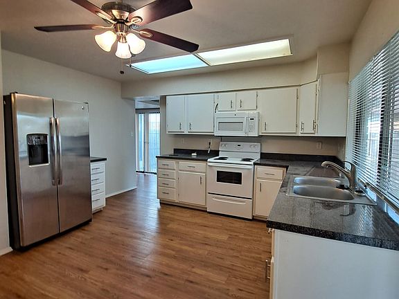 3rd image of 7410 Oakmore Dr