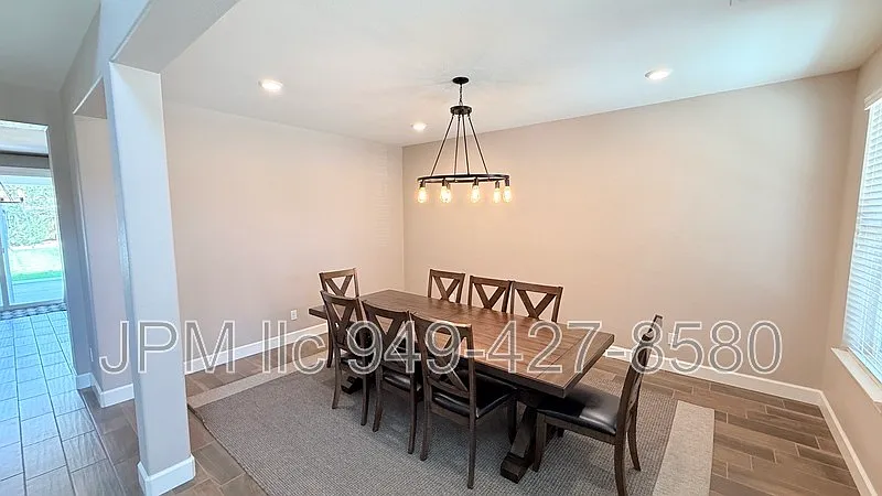 5 bed, 3.0 bath, 3060 sqft, $4,200 — Photo 2