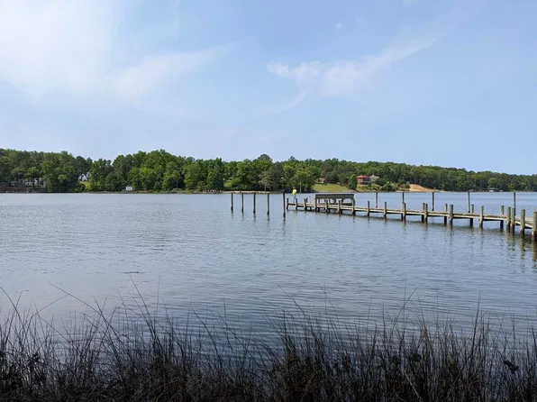686 Shore Dr, Hartfield, VA 23071