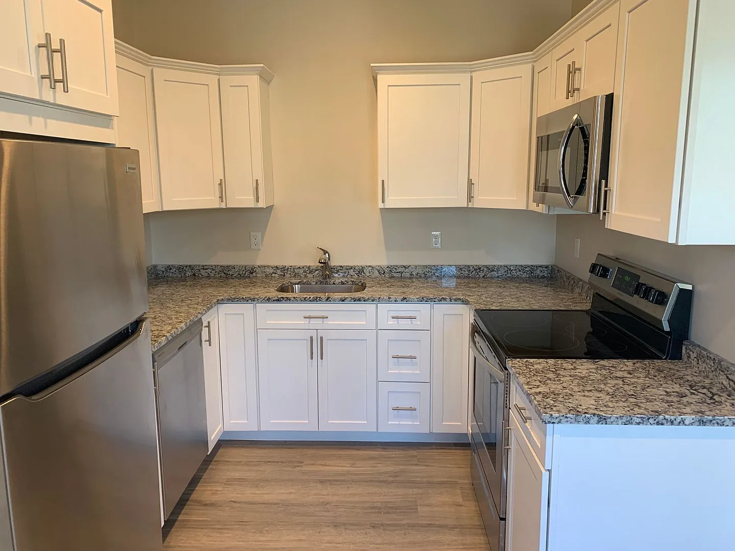 129 Kenoza Ave — Photo 2