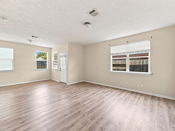 3rd image of 822 Forest Thicket Ln