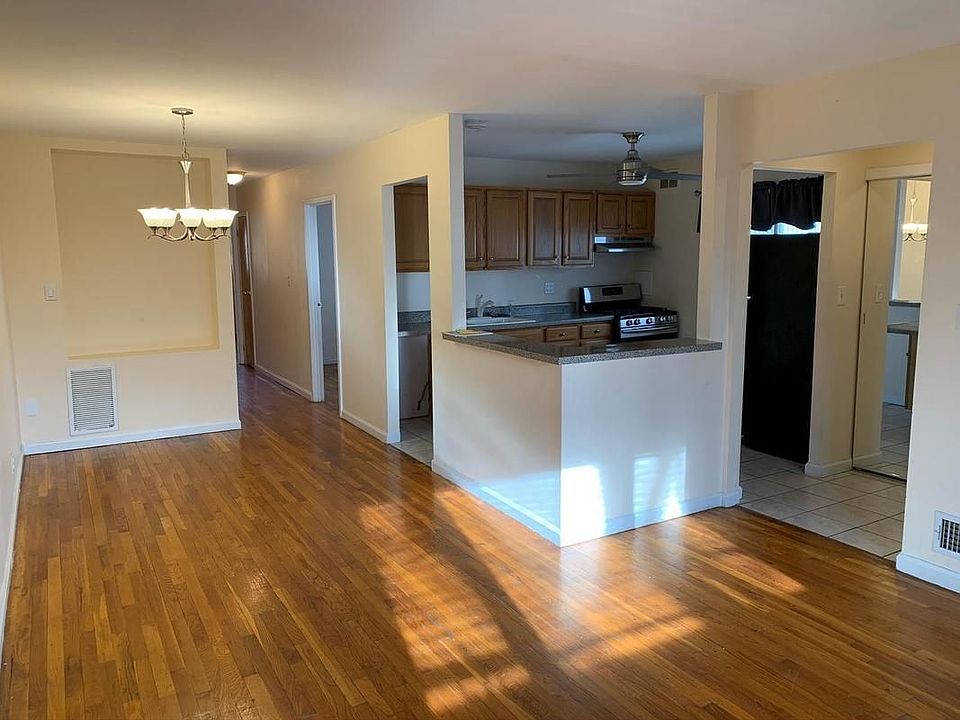 1st image of 578 Mayfair Dr S #2