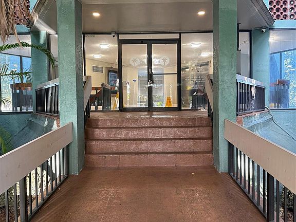 3rd image of 4222 Inverrary Blvd