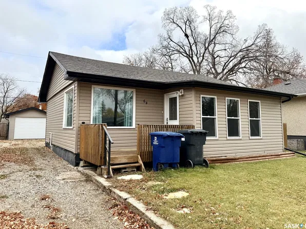 64 10th Street NE, Weyburn, SK S4H 1G7