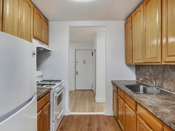 3255 Randall Avenue image 3 of 6