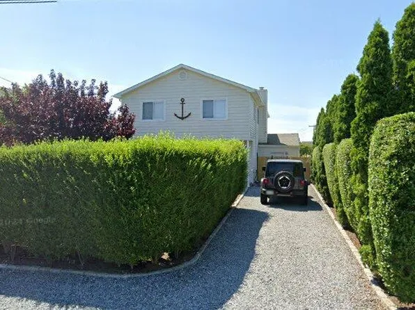 10 Lyndale Ct, Shirley, NY 11967