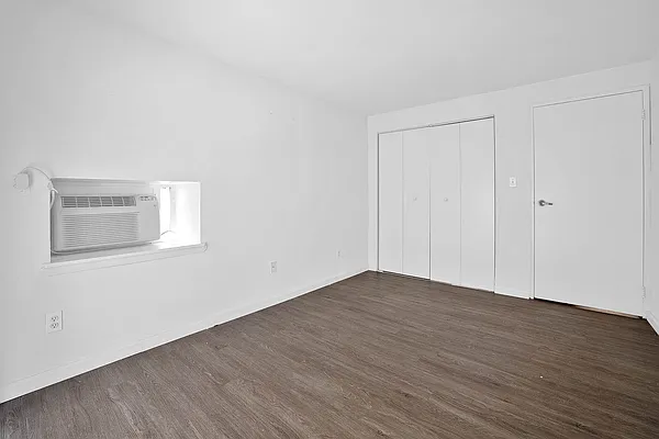 Bedroom, photo 1