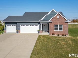3880 Deckard Dr, Bettendorf, IA 52722
