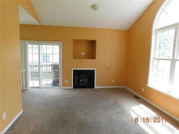 Big Living Room w/Vaulted Ceilings & FP