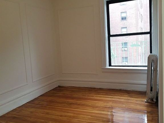5th image of 1292 Washington Ave APT 19
