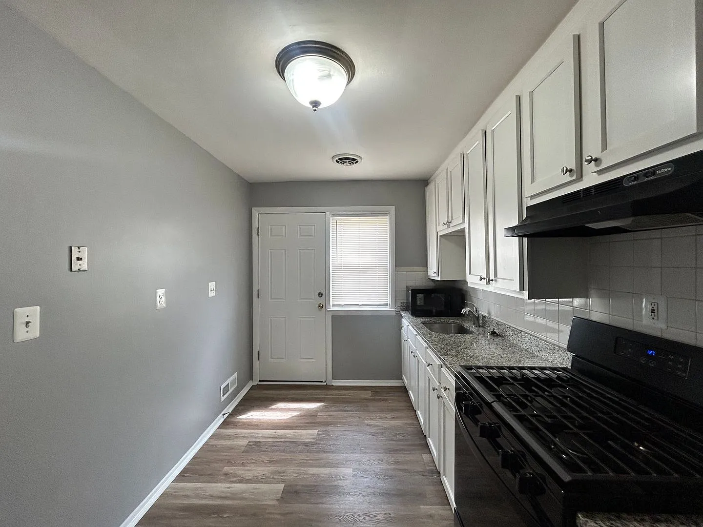 Baltimore - 3 bedrooms and 1.5 baths Available! — Photo 2