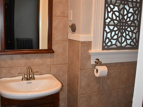 42nd image of 2207 Winona Ave