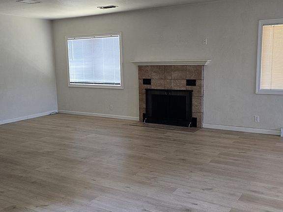 4th image of 1612 Oak St