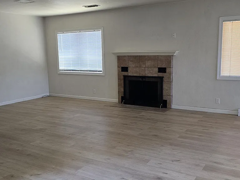 1612 Oak St — Photo 4