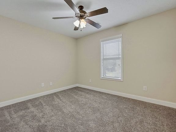 4th image of 4 Hickory Heights Dr