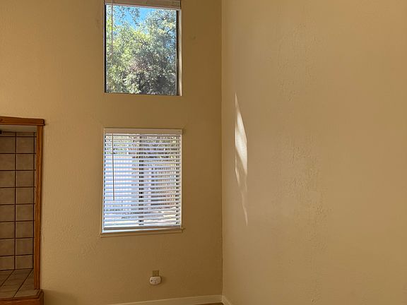 Spacious Living Room with High Ceilings Picture #2