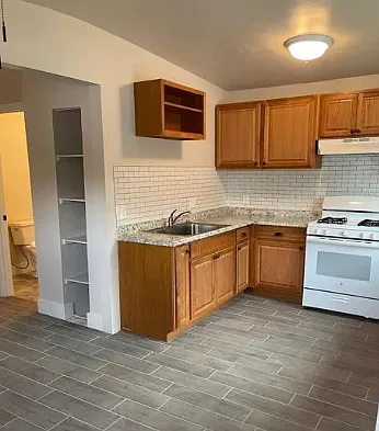 1130 E Portland St — Photo 5