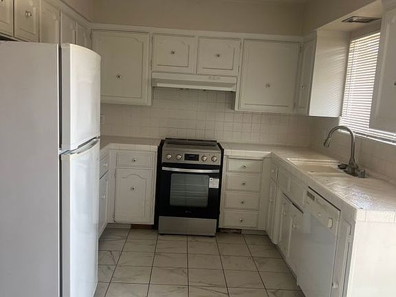3rd image of 3681 N Fruit Ave APT C
