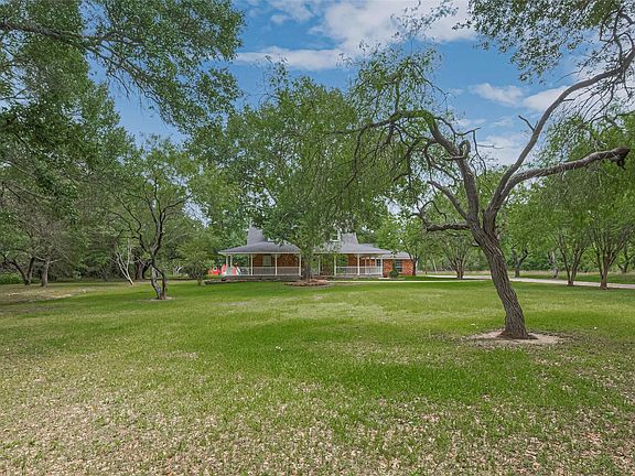 5th image of 144 Pin Oak Ln