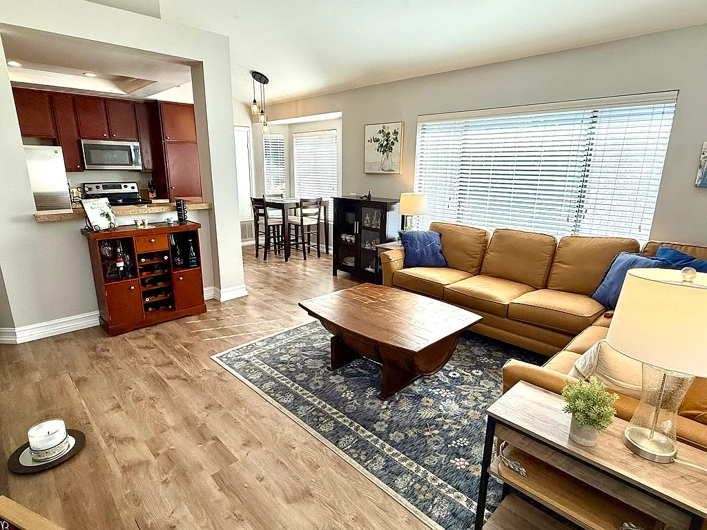 2 bed, 950 sqft, $2,995 — Photo 3