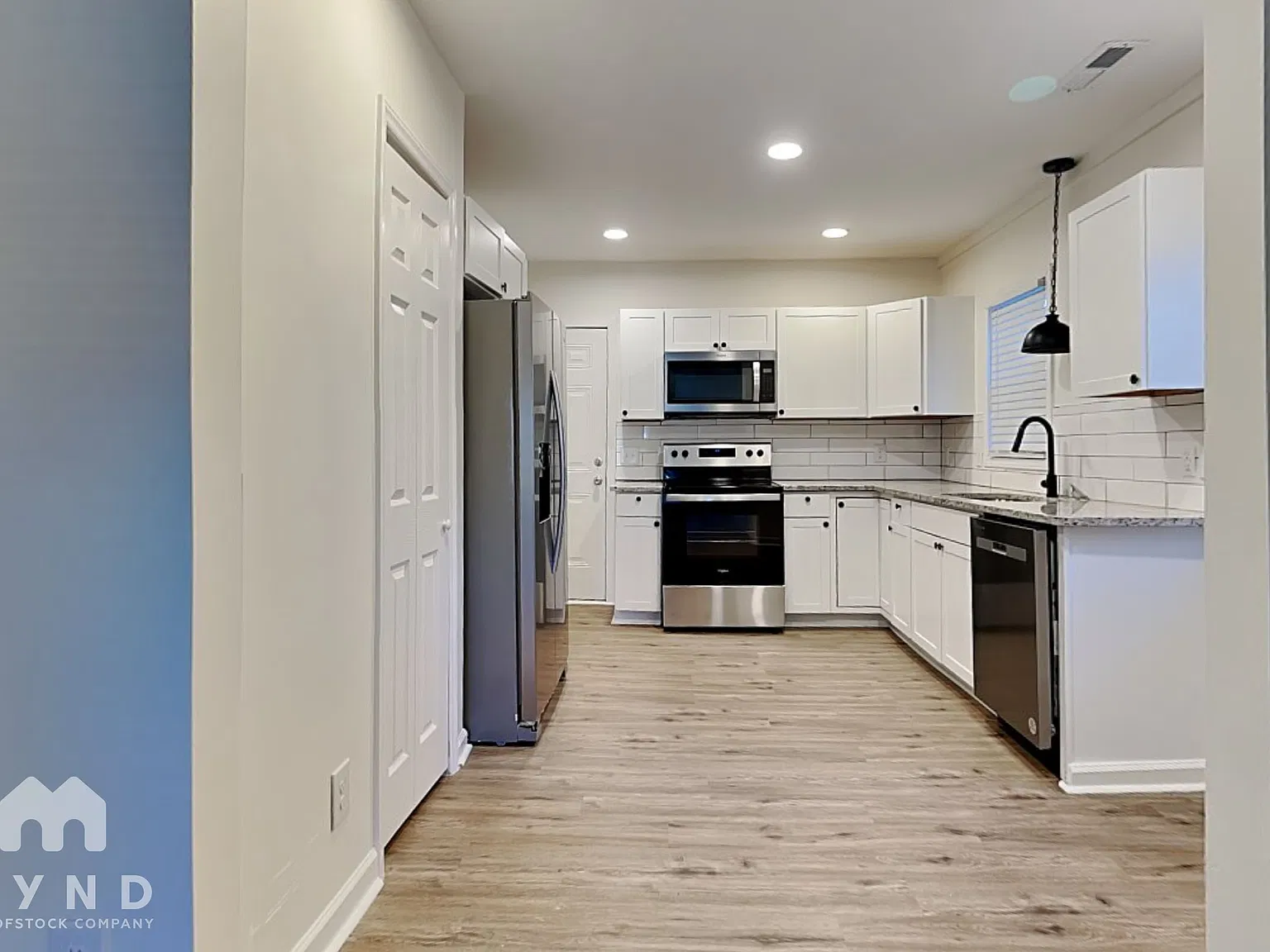 3 bed, 1.0 bath, 963 sqft, $1,715 — Photo 2