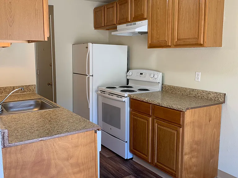 Laurel Court Apartments — Photo 12