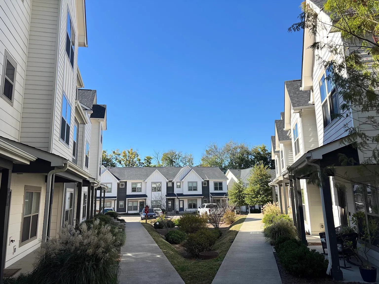 3 bed, 1885 sqft, $3,000 — Photo 3