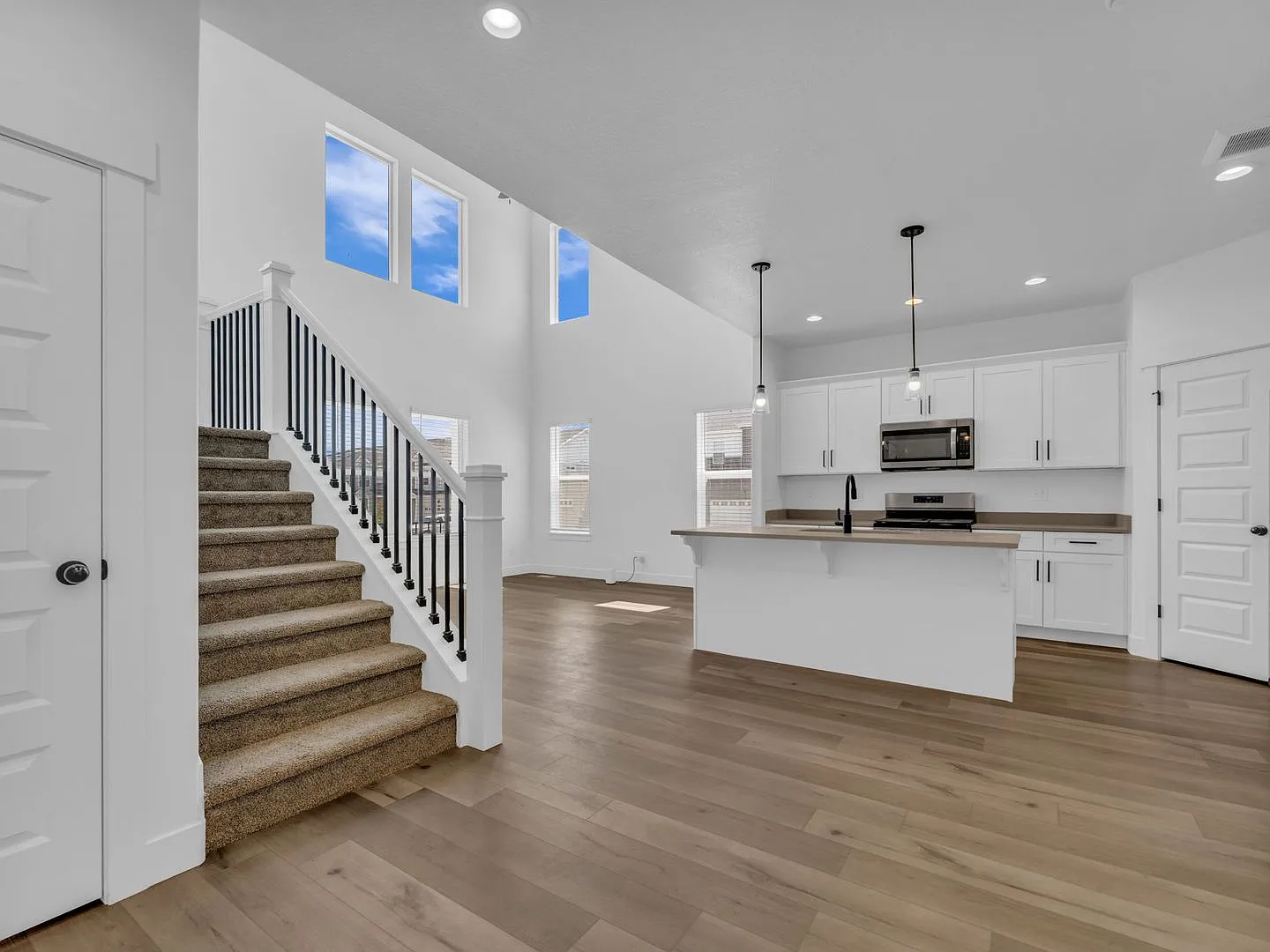 Open and Bright 3 Bedroom 2.5 Bath Townhome in Lehi! — Photo 2