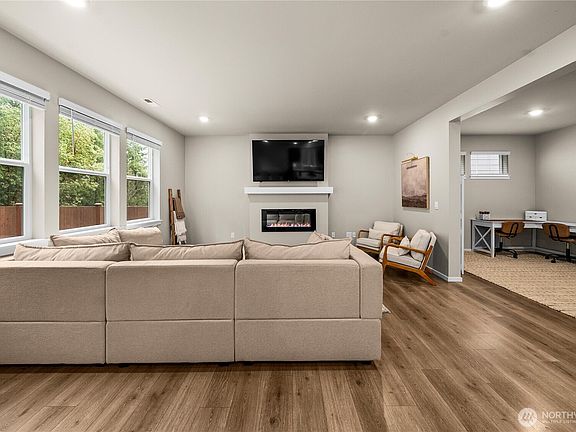 3rd image of 1081 SW Pendleton Way