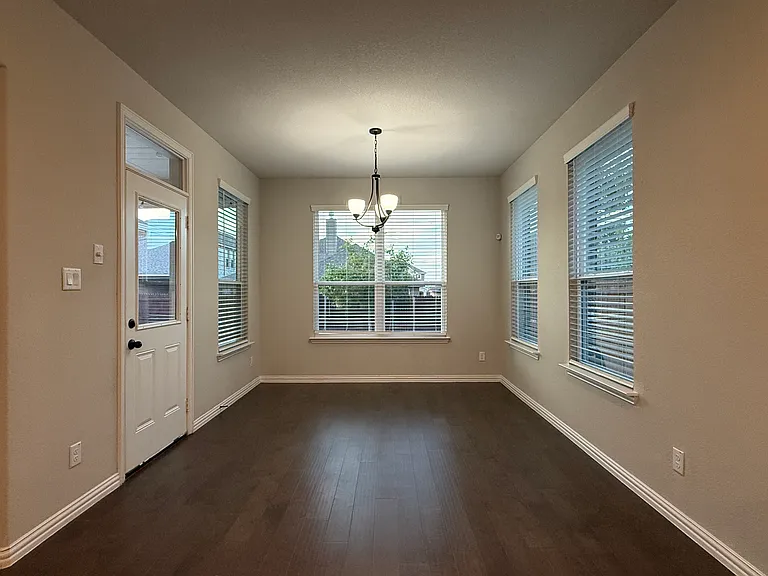 1717 Victoria Dr — Photo 7
