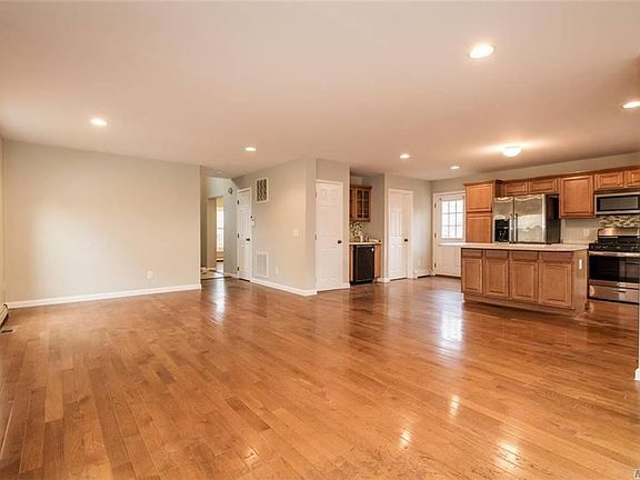 3rd image of 552 Woodland Dr