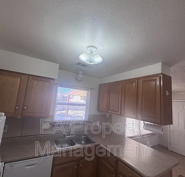 1702 Halo Cir SE — Photo 9