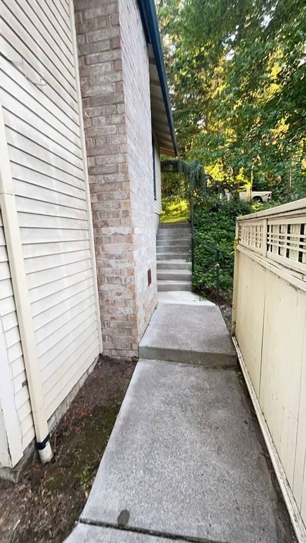Luxury Hillside Retreat with City Views 3 Bed / 3 Bath + Loft on Expansive Double Lot — Photo 3