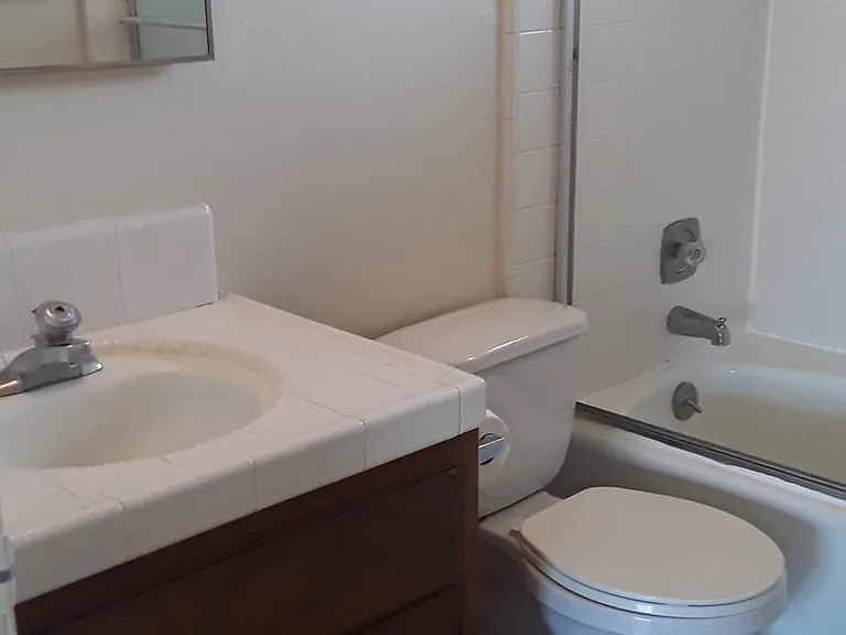 2424 N Wishon Ave — Photo 5