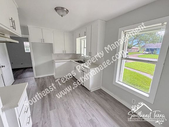 4th image of 2325 Butler Dr