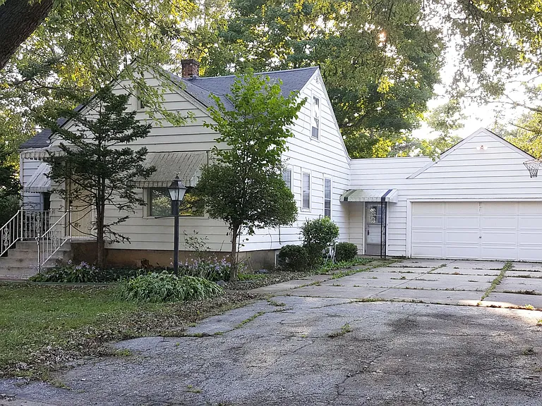 902 Magnolia Ave — Photo 1
