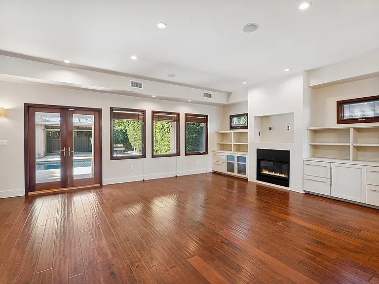 22030 Providencia St — Photo 4