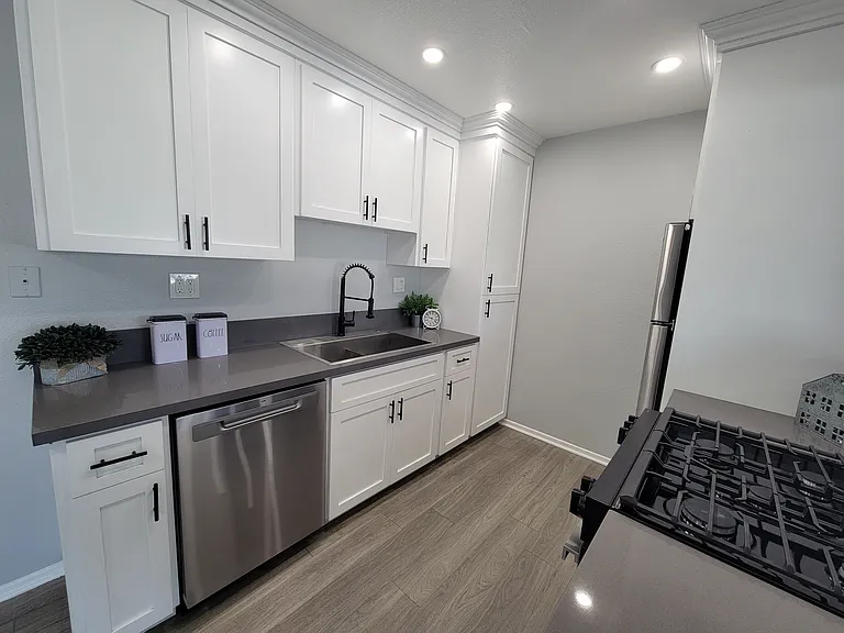 Marquis Apartments — Photo 31