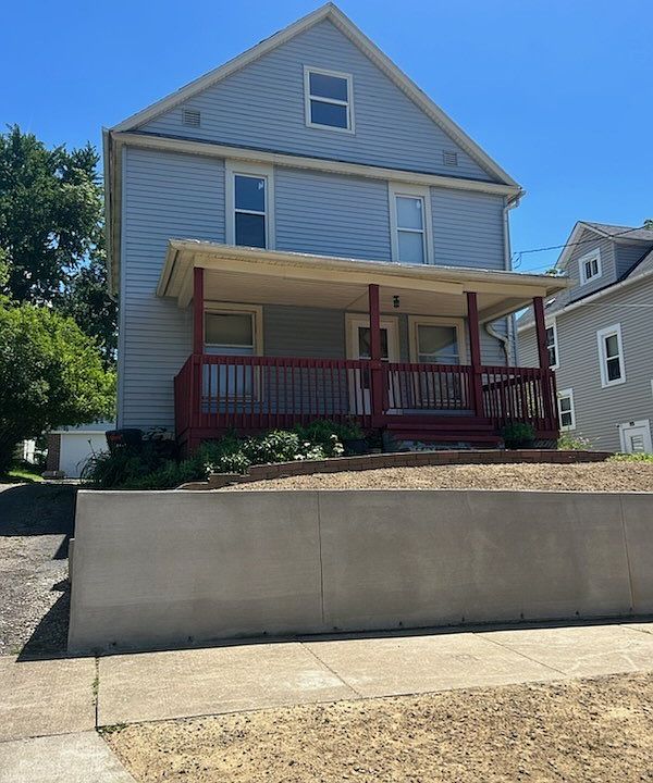 2nd image of 2121 10th St SW